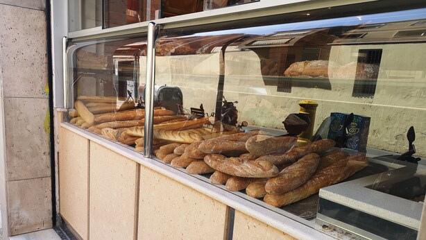 A bakery display case with various types of bread. - ATIC, PRIVATE TERRACE, 2 BEDROOMS (Barcelona)