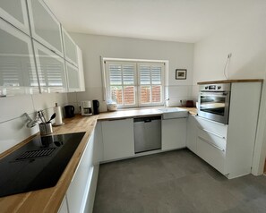 Kühlschrank, Ofen, Herdplatte, Geschirrspüler