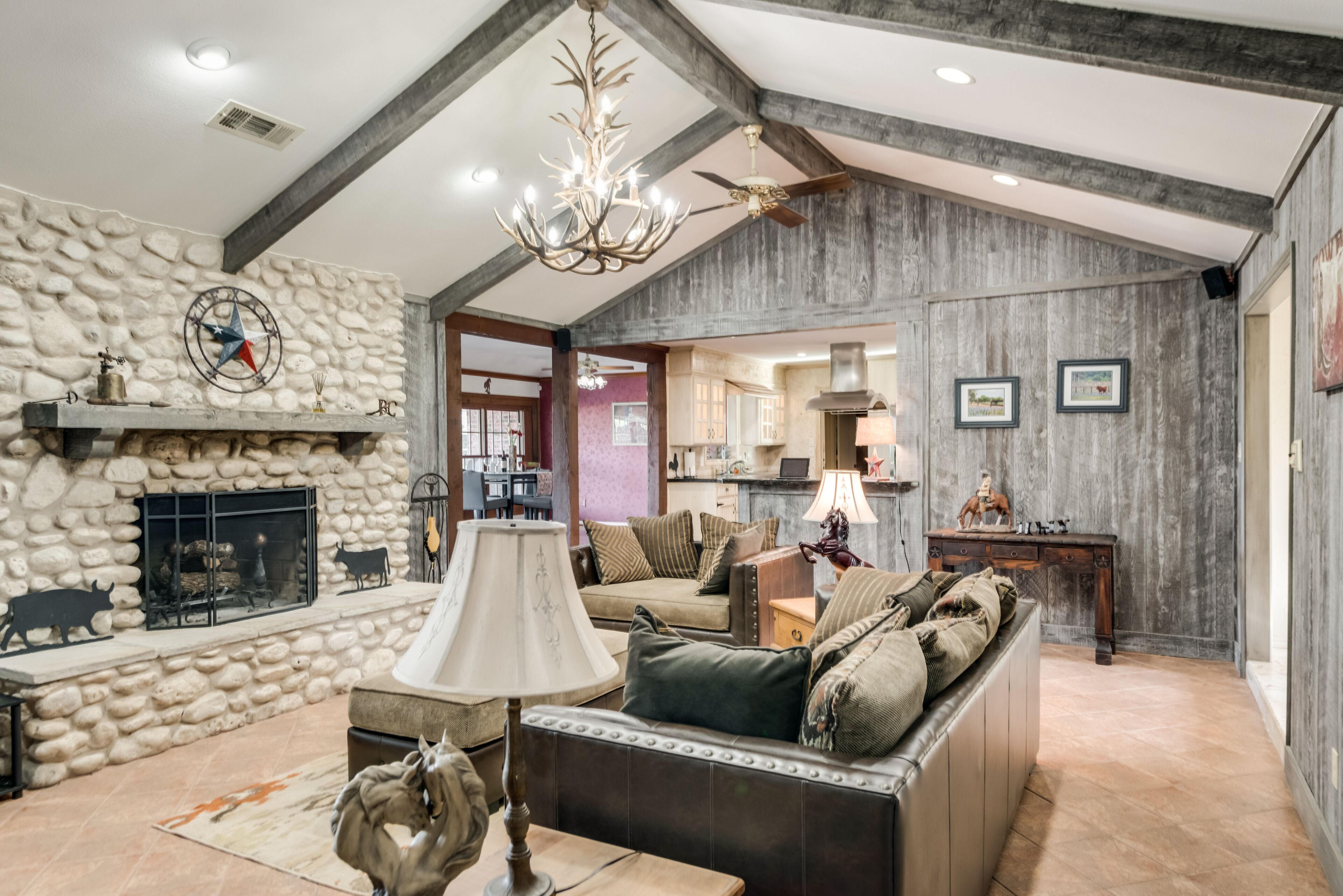 Smart-tv, een open haard, een dvd-speler en boeken