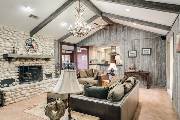 Smart-TV, peis, DVD-spiller og bøker