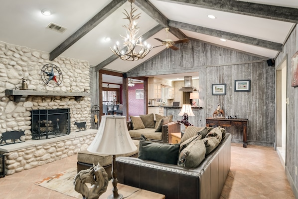 Smart-tv, een open haard, een dvd-speler en boeken