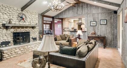 Hallelujah Hideout Urban Oasis~Sparkling Pool and Hot Tub