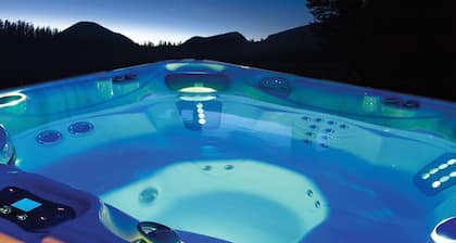 Hallelujah Hideout Urban Oasis~Sparkling Pool and Hot Tub