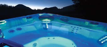 Hallelujah Hideout Urban Oasis~Sparkling Pool and Hot Tub