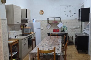 Fridge, microwave, oven, stovetop - Apartment in house with vegetable garden in Arbus Sardinia (Arbus)
