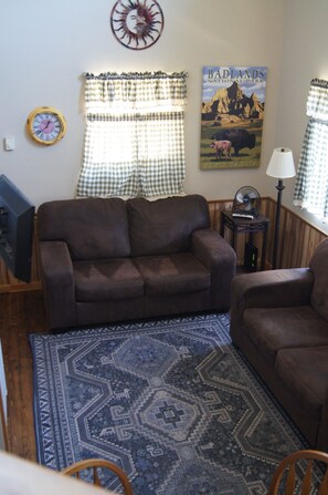 Living area - Elk Haven Vacation Cabins (Custer)