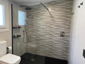 シャワー、ヘアドライヤー、タオル、石鹸
