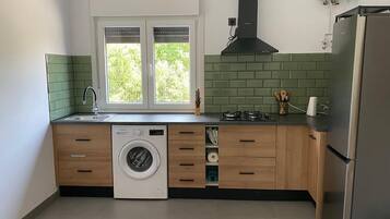 Een koelkast, een magnetron, een koffiezetapparaat/waterkoker