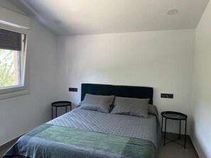 1 chambre, bureau, fer et planche à repasser, lit parapluie