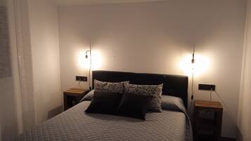 1 slaapkamer, een bureau, een strijkplank/strijkijzer, reisbedje