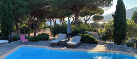 Utendørsbasseng og et oppvarmet basseng