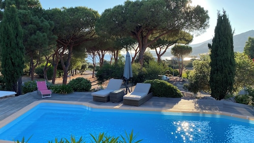 VILLA WITH HEATED SWIMMING POOL: 300m FROM THE BEACH