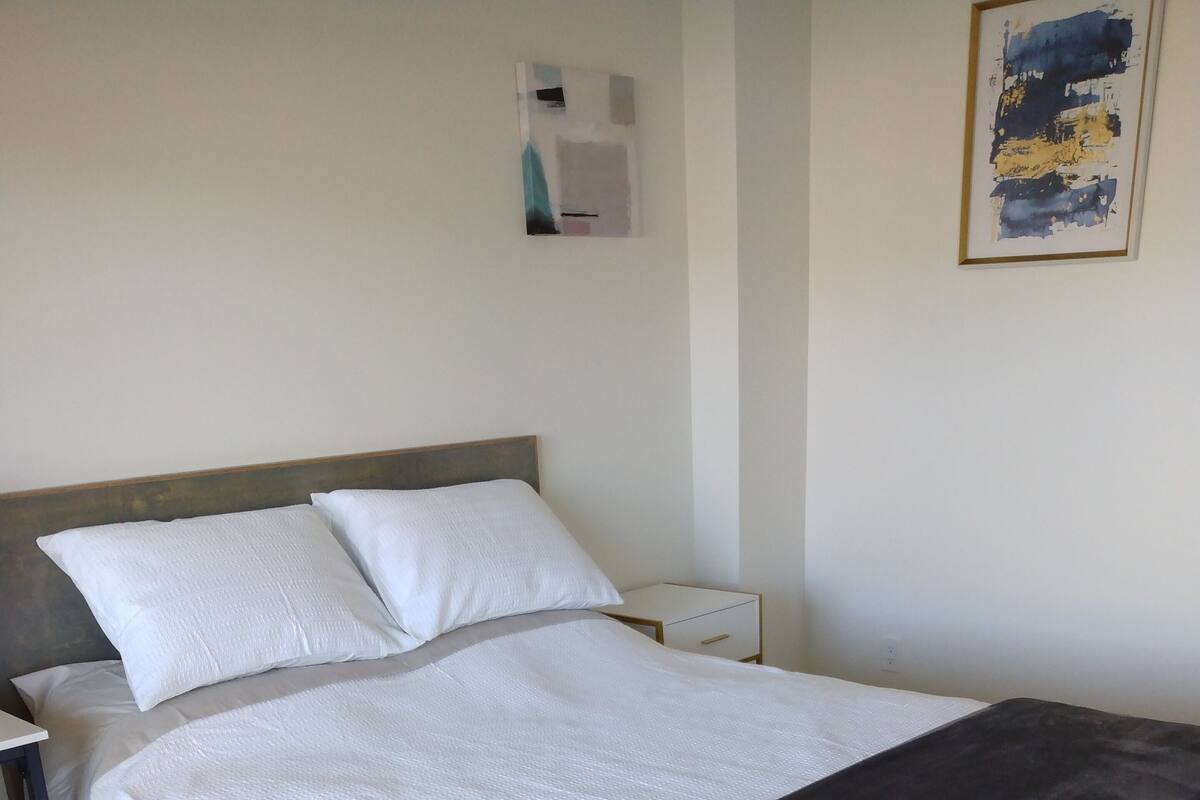 Casa básica | 2 dormitorios, escritorio, espacio para trabajar con un portátil