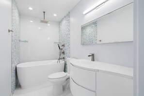 Duschwanne, Whirlpool, Handtücher, Toilettenpapier