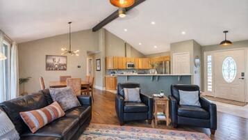 Smart-TV, Kamin, Bücher, Computerbildschirme