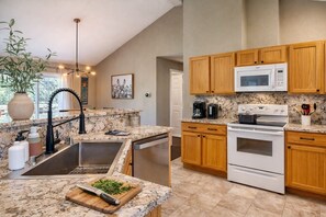 Fridge, microwave, oven, stovetop - Soak, Hike, Brew: Pet-Friendly Mountain Escape (Fairplay)