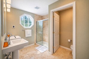 Combined shower/bathtub, hair dryer, towels, soap