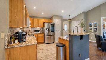 Frigorifero, microonde, forno, piano cottura