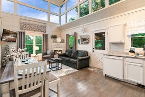 Smart TV, caminetto, videogiochi, tavolo da calcetto