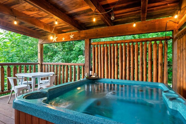 Outdoor spa tub - Pup-friendly, games & secluded hot tub! 4mi to Pigeon Forge, 8mi to Gatlinburg! (Sevierville)