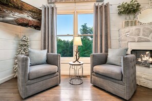 Smart TV, fireplace, video games, foosball - Pup-friendly, games & secluded hot tub! 4mi to Pigeon Forge, 8mi to Gatlinburg! (Sevierville)