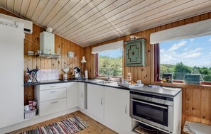 Frigorífico, placa de cocina y cafetera o tetera