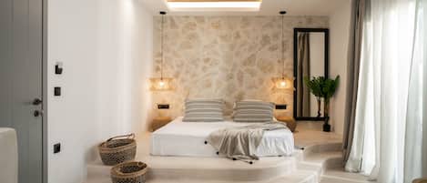 Habitación doble Deluxe | Decoración personalizada, muebles diferentes y cortinas blackout