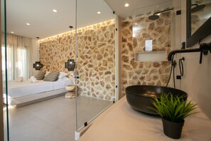 Deluxe Double Room | Bathroom | Shower, rainfall showerhead, hair dryer, towels - Naxos Green Village Hotel (Naxos)