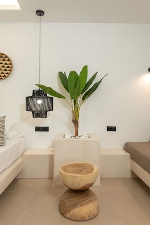 Deluxe-Dreibettzimmer | Individuell dekoriert, individuell eingerichtet, Verdunkelungsvorhänge