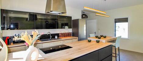 Fridge, oven, stovetop, dishwasher