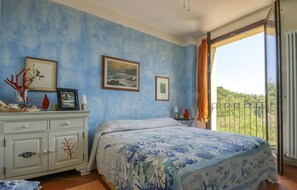 1 bedroom, travel crib