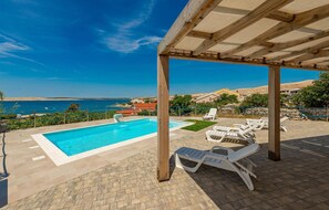 Alberca al aire libre y alberca climatizada