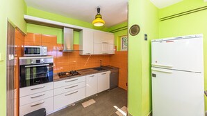 Eine kompakte Küche mit Mikrowelle, Backofen und Gasherd.