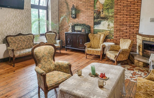 Fireplace, stereo - Nice home in Raciaski Mlyn (Raciaski Mlyn)