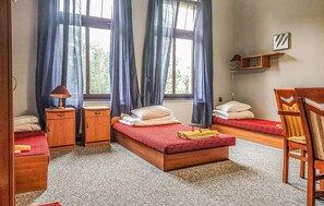 8 bedrooms, free WiFi, bed sheets