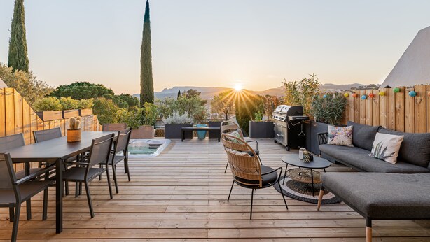 A wooden deck with a dining table, chairs, a sofa, and a barbecue grill. - Villa Design D'architecte - 10 Personnes - Jacuzzi, Piscine ,tennis (Cassis)