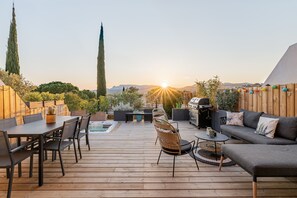 A wooden deck with a dining table, chairs, a sofa, and a barbecue grill. - Villa Design D'architecte - 10 Personnes - Jacuzzi, Piscine ,tennis (Cassis)