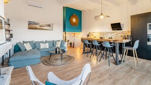 A modern living room with a sofa, chairs, a dining area, and a kitchen. - Villa Design D'architecte - 10 Personnes - Jacuzzi, Piscine ,tennis (Cassis)