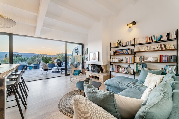 Smart TV, fireplace, table tennis, books