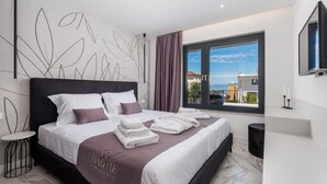Et moderne hotelværelse med en stor seng, udsigt over byen og et minimalistisk design.