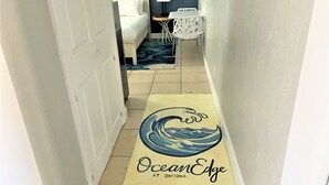 Un couloir orné d’un tapis à motifs de vagues et portant l’inscription « OceanEdge à Daytona ».