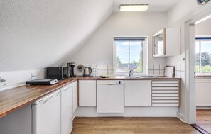 Frigorífico, horno, placa de cocina y lavavajillas