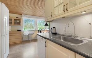 ثلاجة، موقد طهي مسطح، غسالة أطباق، ماكينة لصنع القهوة/الشاي