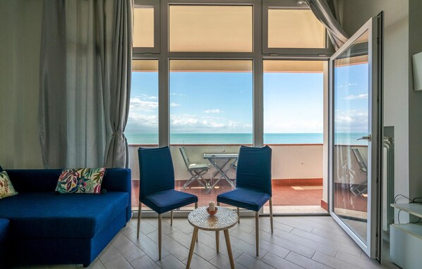 Smart TV, fireplace - Beach front apartment (Marinella di Sarzana)