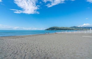 Una spiaggia nelle vicinanze, pesca