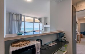 Geladeira, cooktop, lava-louças, cafeteira/chaleira