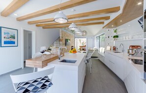 Fridge, oven, stovetop, dishwasher - Beautiful home in Sutivan with WiFi (Sutivan)