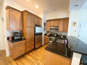 Frigorífico, microondas, horno y placa de cocina