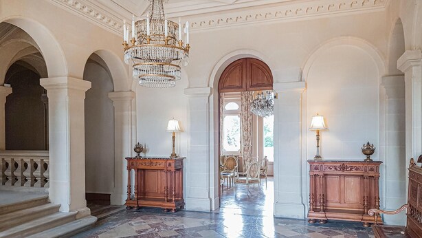 A grand hallway with marble flooring, ornate chandeliers, and classical architecture. - 1 bedroom stunning apartment in Ocquerre (Ocquerre)