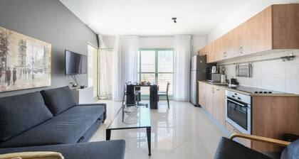 Mamad Elegant Sea-View Apt w Mamad by Sea N' Rent